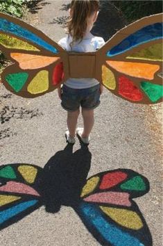 Actividades con colores, sombras y luces. Colored Shadow, Costume Carnaval, Shadow Play, Cardboard Crafts, Craft Activities For Kids, Summer Crafts, Diy Costumes, Toddler Crafts, Arts And Crafts For Kids