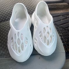 Size 26/27 (Usa: 9.5-10 Toddler Size 2-4 Years) Unisex Garden Clogs: The Unique Breathable Upper Design Can Effectively Accelerate Air Circulation And Keep Your Feet Always Dry Arch Support: Deep Heel Cup & Roomy Toe Box Molds To Your Foot Shapes For Extreme Comfort, Ergonomic Designed To Hug Your Arches, Enhances Comfort And Relieve Foot Pain Outer Material: Rubber Inner Material: Unlined Sole: Ethylene Vinyl Acetate Closure: Pull On Heel Type: Flat Material Composition: Synthetic Shoe Width: M Comfortable White Slip-on Sandals, White Slip-on Jelly Sandals For Summer, White Slip-on Jelly Sandals For Beach, Non-slip White Flat Jelly Sandals, White Non-slip Flat Jelly Sandals, Plastic Slip-on Clogs For Spring, Spring Plastic Clogs With Round Toe, White Slide Clogs For The Beach, Spring Slip-on Plastic Clogs