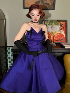 Treat yourself to a truly luxurious experience with our Le Palais vintage elegant purple strapless bodice-style gigantic dress. This breathtakingly glamorous purple hue combined with the strapless bodice-style and its exquisite details make for a show-stopping look. Whether for an evening event or a ball, this dashingly classy dress will make you feel sophisticated, classy, and gorgeous. Purple Strapless Dress For Prom Season, Purple Strapless Dress For Prom, Purple Sleeveless Evening Dress For Banquet, Evening Strapless Dress With Fitted Bodice, Elegant Purple Dress With Corset Back, Sleeveless Purple Cocktail Evening Dress, Purple Ball Gown For Banquet, Purple Strapless Evening Dress For Prom Season, Glamorous Purple Ball Gown Dresses