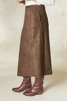 Suede Skirts, Suede Skirt Outfit, Fall Fashion Trends Casual, Petite Style Outfits, Brown Suede Skirt, Suede Outfit, True Spring, Utility Skirt, Faux Suede Skirt