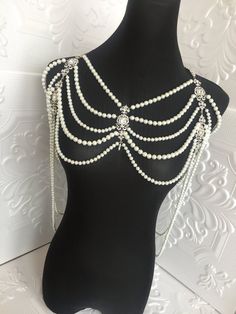 This glass pearl necklace for the shoulders can fit any sleeveless wedding dress. vintage inspired shoulders necklace is completely comfortable, functional and wearable. It is a breathtaking and extensive necklace with a statement on your shoulder beautifully from all sides. The whole Pearl Harness, Wedding Dress Vintage Inspired, Rave Ideas, Body Jewerly, Silver Engraved Bracelet, Wedding Dress Vintage, Body Armour, Shoulder Jewelry, Body Necklace