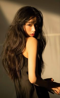 Duan Xiaowei Photoshoot, Guy Looking Up, Long Hair Photoshoot Ideas, Woman Long Hair, Pose Fotografi, Model Pose, Foto Poses