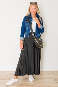 Pleated Skirt Outfit Fall Plus Size, Pleated Skirt With Denim Shirt, Pleated Skirt With Denim Jacket, Skirt With Collared Shirt Outfit, Style Maxi Skirt Fall, Pleated Long Black Skirt Outfit, Black Pattern Skirt Outfit, Pleated Chiffon Skirt Outfit, What Shoes To Wear With A Long Denim Skirt