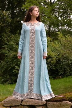 Early medieval linen dress | Etsy Pale Blue Medieval Dress, Sca Garb Women, Medieval Noble Clothing, 12th Century Clothing Women, Viking Dress Woman, 9th Century Clothing, Simple Medieval Dress, 1300s Fashion, 12th Century Fashion