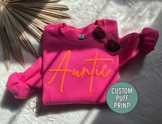 "Our puff print auntie sweatshirt is the perfect gift for all the new aunt's out there! Personalize with your own puff color or text! ★UNISEX CREWNECKS- Runs true to size. If you desire an oversized look, selecting 1 or 2 sizes up is recommended. ★How to order- 1. Select Size and Sweatshirt Color-add to cart. 2. If wanting a different puff color or text-click \"add personalization\" - enter puff color and custom text. Click add to cart. ★Care Instructions for washing- Please turn sweatshirt insi Aunt Sweatshirts, Auntie Sweatshirt, Auntie Era, Aunt Sweatshirt, Cool Aunt, Sister In Law Gifts, Aunt Life, New Aunt, Gift Sister