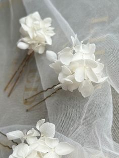 These bridal flower hair pins are perfect for minimalist wedding theme.It is made to order. Made with preserved everlasting real flowers. They are not silk, not artificial flowers. All flowers are natural and processed to last for years. Choice of Ivory/ Off White or Pure White Floral Hair Clip Wedding, Floral Hair Piece Wedding, Minimal Bride, Flower Hair Clips Wedding, Flower Hair Pins Wedding, Flower Bridal Hair, Floral Wedding Hair, Preserved Hydrangea, Flower Hair Pins