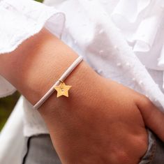 "Initial Star Charm Bracelet con cinta elástica y una inicial o nombre grabado, regalo perfecto para una niña. Encantadora pulsera con dije de estrella con materiales de alta calidad y cinta elástica ajustable que se puede usar todos los días. Realizado con una técnica artesanal y un diseño único que combinará a la perfección con tu pequeña. Diseñamos joyas especiales y tú las haces únicas. * Materiales : plata de alta calidad y cinta elástica * Color de la cinta: rosa * azul * violeta * Acabado Adjustable Star Charm Bracelet, Star Charm Bracelets As Gift, White Charm Bracelet With Star Charm As Gift, Adjustable Star Charm Bracelet As Gift, Adjustable Star Charm Bracelet For Gifts, Adjustable Star-shaped Charm Bracelet As Gift, Adjustable Star-shaped Charm Bracelet For Gift, Personalized Star-shaped Birthday Jewelry, Adjustable Charm Bracelet With Star Charm For Everyday