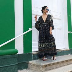 Longo lindoooo leve e esvoaçante!! Summer St One !  #desejo #ootd #fashioninsta #lindademorrer #fabulousagilita #caosmo... Black Vintage Maxi Dress With Long Sleeves, Black Vintage Long Sleeve Maxi Dress, Black Long Festival Dress, Black Long Dress For Festival, Black Maxi Dress For Festival, Black Long Sleeve Bohemian Dress, Black Fall Vacation Dresses, Black Bohemian Long Sleeve Midi Dress, Black Bohemian V-neck Midi Dress