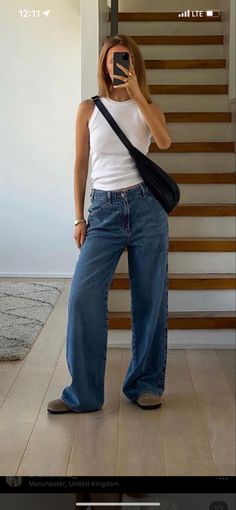 Baggy Blue Jeans Outfit, Wide Leg Jeans Outfit, Blue Jean Outfits, Jeans Outfit Women, Clothing Aesthetic, Uni Outfits, Scandinavian Fashion, Boyfriend Jean, Beauty Queen