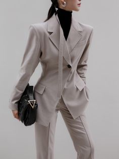 Tailored slim fit suit blazer. Shoulder pads. Lined. Model is in MINUSEY S. Please allow 5-12 days to ship when in restocking. * MINUSEY S = EU 34, US 2* MINUSEY M = EU 36, US 4* 10% Cashmere / 88% Wool / 2% Lycra* Dry clean* Made in Korea - Model Height: 172cm/5'7" (US2, EU34) Slim Suit Women, Women Tailored Suit, Trendy Suits Women, Pear Clothes, Tailored Jacket Women, Runway Suits, Women Suit Outfits, Womens Tailoring, Elegant Suits For Women