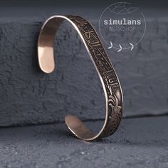 This stunning silver cuff bracelet is a perfect blend of elegance and spirituality. Handcrafted from 925 sterling silver, this bracelet features the Arabic inscription "HasbinAllah ve Nimel Vekil" (Allah is sufficient for us, and He is the best disposer of affairs) etched along the center. Surrounding the inscription, intricate hand-engraved patterns add a touch of artistic beauty to this meaningful piece. Material: 925 Sterling Silver Design: Arabic inscription "HasbinAllah ve Nimel Vekil" with Islamic Jewelry, Silver Design, Silver Cuff Bracelet, Braided Bracelets, Silver Cuff, Hand Engraving, Looks Vintage, Stylish Accessories, Vintage Looks