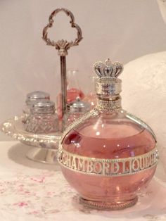 Delicious by Queen of them all Koleksi Parfum, Vintage Parfum, Anting Manik, Tee Set, Liquor Bottles, Everything Pink, Vintage Perfume, Perfume Collection