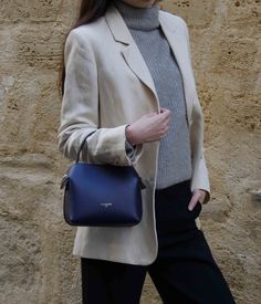 The Mini Swann bag in Midnight Blue, crafted from smooth calf leather, is a refined piece that perfectly complements a variety of outfits, whether they are simple or more colorful. Its compact size is ideal for carrying your essentials while maintaining an elegant and discreet form.
It elegantly matches with neutral shades such as white, beige, or grey for a classic style. For a bolder note, pair it with vibrant colors like brick red or burnt orange. In summer, pastel hues are a refreshing choi Navy Blue Outfit, Raw Jeans, Beige Interior, Neutral Shades, Gold Models, Scarf Headband, Of Outfits, Metal Accessories, Pastel Hues