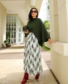 Walking Outfits, Fabulous Fashion, Classy Dress, Modest Outfits, Formal Wear, Modest Fashion, Long Skirt, Fashion Blog, Maxi Skirt