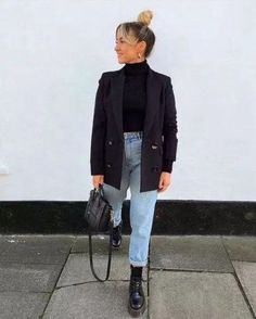 How to Wear Doc Martens? 20 Chic Outfit Ideas to Try Cute Casual All Black Outfit, Freya Killin, Combat Boot Outfit, Dog Drawings, Doc Martens Outfit, Blazer Zara, Zara Boots, Clipuri Video, Outfit Trends