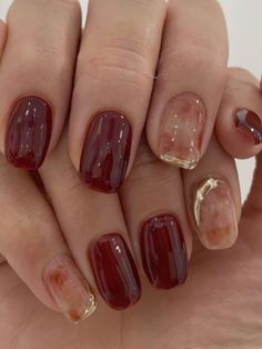 burgundy nails with marble effect and gold accent Red Nails With Art Design, Burgundy Korean Nails, Korean Nails Designs Short, Cute Maroon Nails, Simple Maroon Nails, Maroon Winter Nails, Maroon Nail Ideas Burgundy, Nail Art Simple Elegant Classy Maroon, Maroon And Gold Nails Design