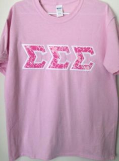 a pink t - shirt with an arrow on the front that says'zzz '