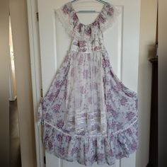 Beautiful Floral Gunne Sax Vintage Dress Size 9. In Good Condition. White Lace Trim Maxi Dress For Casual Wear, Floor-length Ruffled Dresses For Daywear, Floor-length Ruffle Dresses For Daywear, Bohemian Lined Dresses For Daywear, Bohemian Daywear Dress With Lining, Bohemian Daywear Dresses Lined, White Lace Maxi Dress For Garden Party, Floor-length Lace Dress For Daywear, White Feminine Prairie Dress For Garden Party