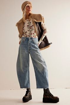 Make statement in this style from Citizens of Humanity, featured in an ultra-wide curved leg silhouette with pleated detailing throughout and raw-edge hem for a perfectly worn look. * Button fly closure * Five pocket design * Authentic rigid denim * Slightly cropped fit | Citizens of Humanity Horseshoe Jeans at Free People in Light Wash, Size: 27 Horseshoe Jeans, Free People Flare Jeans, Cropped Jeans Outfit, Free People Flares, Jeans Outfit Winter, Jeans Street Style, All Jeans, Cooler Look, Fabulous Fashion