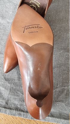 "In leather with leathersole heel 7.5 cm Size 4 inside 24.2 cm width 7.5 cm Size 4.5 inside 24.6 cm width 7.5 cm Size 5 inside 25.6 cm width 7.5 cm Size 5.5 inside 25.8 cm width 7.5 cm Size 6 inside 26.5 width 7.5 cm Width is measured outside of the shoe Our shoes have never been used and are in excellent condition. Most of our pairs will be delivered in the original carton. As they have been in storage for 40+ years, they can have a bit of an \"attic\" smell. If you use your shoes this will soo Office High Heel Leather Shoes With Branded Insole, Business Leather Shoes With Padded High Heel, Business Leather Shoes With Padded Heel And High Heel, Business Leather High Heel Shoes Medium Width, Business Court Shoes With Almond Toe And Branded Insole, Brown Kitten Heels With Sculpted Heel And Round Toe, Medium Width High Heel Leather Shoes For Business, Brown Kitten Heels With Almond Toe, High Heel Leather Shoes With Reinforced Heel