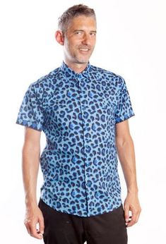 Blue Leopard Shirt, for men Fitted short-sleeved shirt.  Light cotton cambric with black & blue leopard print.  Blue & black jacquard print for collar,  sleeves & shoulder lining. Black piping.  Blue & black button.  Tallaje pequeño, En caso de duda : Elige el siguiente tamaño. Sizing runs small, If in doubt : choose the bigger size. S : Chest : 40 ¼ ʺ / 102 cm Waist : 36 ½ ʺ / 93 cm Build : 17 ¼ ʺ / 44 cm Back height : 29 ½ " / 74 cm Arm circumference : 13½ ʺ  / 34 cm Neck size : 15 ¾ ʺ / 40 cm Leopard Print Relaxed Fit Short Sleeve Tops, Casual Short Sleeve Leopard Print Top, Relaxed Fit Leopard Print Tops With Short Sleeves, Leopard Print Tops With Relaxed Fit And Short Sleeve, Leopard Print Short Sleeve Top With Relaxed Fit, Fitted Blue Short Sleeve Shirt For Summer, Blue Fitted Short Sleeve Shirt For Summer, Short Sleeve Leopard Print Tops For Summer, Fitted Short Sleeve Shirt