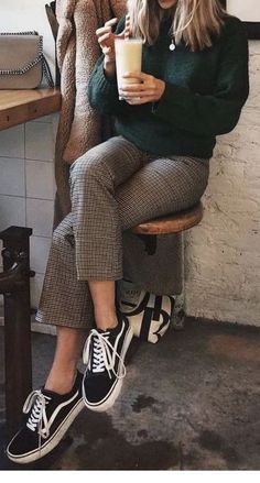 Vans Slip On Outfit, Urban Outfitters Outfit, Estilo Vans, Plaid Pants Outfit, Designer Closet, Checked Pants, Closet Clothing, Doc Martens Outfit, Vans Outfit