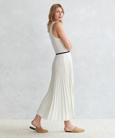 Jenni Kayne Women's Pleated Skirt in Ivory Size Large Kitten Heels Outfit, Elastic Waistband Skirt, Womens Pleated Skirt, Jenni Kayne, Cozy Cardigan, Ivory Dresses, Shop Sandals, Get Dressed, Pleated Skirt