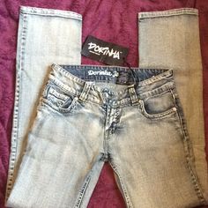 Junior Dorinha 5 Pocket Jeans. They Have Green Stitching On Back Pockets And Belt Loops. Roughly A 31” Inseam. Junior Jeans, Pretty Fits, 5 Pocket Jeans, Distressed Mom Jeans, Juniors Jeans, Cute Jeans, Straight Fit Jeans, Straight Leg Denim, Mid Rise Jeans