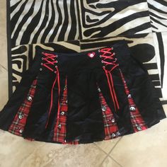 Hot Topic Sold Out Skelanimals Skirt Size 2x Brand New Scene Skirts, Scene Aesthetic Outfits, Scene Skirt, Kiss Clothes, Skirts Hot, Plaid Clothes, Cheerleader Skirt, Emo Things, Chef Kiss