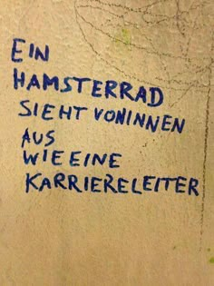 graffiti written on the side of a building in german and english, which reads'en hamsterrad sie ht voinnenn aus weine karrierle