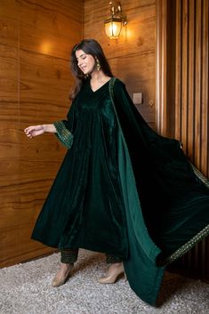 Design Pakistani Dresses, Velvet Kurta Set, Velvet Dresses Outfit, Shaurya Sanadhya, Dress Design Pakistani, Velvet Kurta, Pakistani Women Dresses