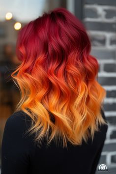 Mid-back length hair with a fiery red and orange ombre is a 2024 trend. This vibrant and dynamic color transition brings energy and flair, perfect for a bold and lively appearance. Orange Ombre Hair, Flame Hair, Red Orange Hair, Cheveux Oranges, Hair Color Orange