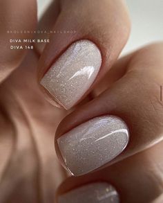 Winter Nails 2023 Trends Gel Short, Neutral Sparkle Nails, Sofisticated Nails, Professional Nails For Work Business, Square Glitter Nails, Neutral Nails With Sparkle, Glitter White Nails, Mail Shape, Trendy Summer Nails 2023