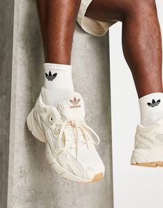 Träningsskor från adidas Gjorda för att tas ur lådan Låg design Fästen för snörning Vadderad plös och häl adidas signaturmärke Mellansula i dämpande EVA-material Tålig yttersula i gummi Greppvänlig undersida Adidas Astir Outfit, Trendy Shoes Sneakers Men, Lifestyle Shoes Women, Adidas Astir, Sneakers 2024, Adidas White Sneakers, Sneaker Outfits, Adidas Branding, Trendy Shoes Sneakers