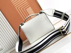 This Monochrome bag in Saffiano leather is beautifully designed with the signature logo in a tone-on-tone effect. Simple and elegant lines define the style of the bag. What I love most is this fabric embroidered shoulder strapIt can be detachable and matched with other bags. It can be carried hand-held or crossbodyI love it so muchThe contrasting color logo embroidery makes the brand style clearly visible. Simple and elegant, hurry up and get it
Length 21x Height 14x Bottom 6.5cm Small Backpack Black, Prada Hobo, Prada Mini, Lv Purse, Lv Shoes, Gold Handbags, Small Tote Bag, Lv Belt, Lv Handbags