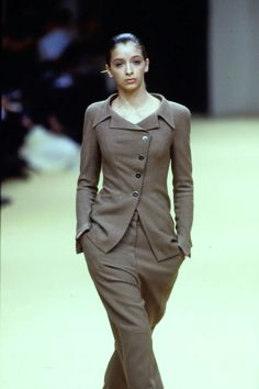 Details from Chanel’s 1999 Spring / Summer haute couture show: “Ray of Light” by Karl Lagerfeld Summer Haute Couture, Ray Of Light, Work Wear Women, Office Fashion, Style Profile, Couture Fashion, Karl Lagerfeld