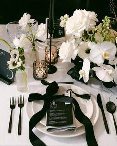 black and white wedding theme Classic Black And White Wedding Table, Black And White Wedding Table Settings Round, Black Wedding Table, White Table Settings, White Weddings Reception, White Wedding Theme, Black And White Theme, Wedding Vision