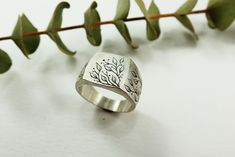 Anillo sello de plata de ley de 925. El anillo lleva grabadas a mano de motivo floral. Un anillo potente, original y elegante, ideal si te gusta la naturaleza. La parte más ancha del sello mide 1,4cm. Disponible en distintas tallas. Si deseas conocer tu talla de anillo puedes consultar el documento que adjunto a continuación, si tienes alguna duda, ponte en contacto conmigo: https://drive.google.com/file/d/0B0VnO4Td_DjES0FZN0dtbDJOeTQ/view?usp=sharing Si quieres ver otro anillo sello grabado, mira el siguiente enlace: https://www.etsy.com/listing/868615036/anillo-sello-grabado-sello-de-plata?ref=shop_home_active_12&frs=1 Todos los pedidos salen de mi taller de Barcelona perfectamente embalados para que lleguen a su destino en perfectas condiciones. Si tienes alguna pregunta no dudes en pon Handmade Nature-inspired Engraved Ring For Anniversary, Nature-inspired Etched Rings Ideal For Gifts, Nature-inspired Engraved Ring As A Gift, Nature-inspired Engraved Round Ring For Gift, Nature-inspired Engraved Ring For Gifts, Nature-inspired Engraved Round Jewelry, Nature-inspired Leaf Jewelry For Everyday, Everyday Nature-inspired Leaf Jewelry, Nature-inspired Stamped Jewelry For Everyday