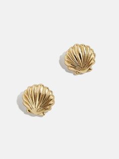 Shake up your jewelry game with the Out Of This Shell Stud Earrings. These gold earrings bring the tropics to any outfit, so you’re ready to shell-ebrate at any moment. Shell Stud Earrings, Gold Seashell Earrings, Cool Gold Earrings, Gold Beachy Jewelry, Evry Jewels Earrings, Cute Earing, Summer Jewlery, Jewlery Earrings, Conch Seashell