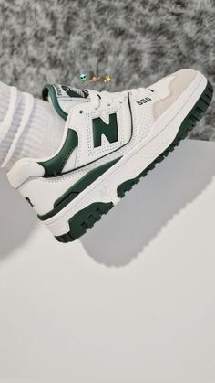 Magnifique paire de chaussures hyper tendance pour des look Street surtout ✨ #newbalance550 #newbalance #style #minimalist #girl #shoes #outfit #shoes #shoeslovers Sneaker Head Woman, Aesthetic Men Shoes, Men Shoes Aesthetic, Men Shoes Nike, Pretty Sneakers, Yantai, Trendy Shoes Sneakers, White Nike Shoes, Nike Fashion Shoes