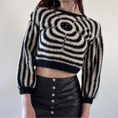 Knit / Crochet Black And Cream Handmade Sweater With Cut Out Floral Detail, Excellent Condition With No Signs Of Wear. #Tachclothing #Doen #Lisasaysgah Alt Crochet, Crochet Sweater Top, Ella Mai, Retro Crochet, Plaid Crochet, Scrap Yarn Crochet, Houndstooth Sweater, Crochet Black, Handmade Sweater