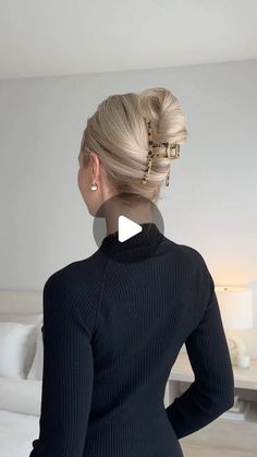 Alex Gaboury on Instagram: "The easiest claw clip hairstyle!❤️
Same technique as the French twist, but secured with a claw clip.✨

#hairtutorial #hairstyles #easyhairstyles #frenchtwist #clawcliphairstyle #clawclip #longhairstyles #hairvideo" Hair Doo, Clip Hairstyles, French Twist, Claw Clip, Hair Videos, Hair Updos, Hair Hacks, Hair Tutorial, Easy Hairstyles