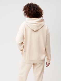 PANGAIA 365, our oh-so-soft essentials designed to be worn across the 4 seasons, 365 days a year. The 365 hoodie is made from 100% Organic Cotton. It’s a medium weight fabric, with a loop back texture inside and a finishing that provides extra softness. The Sand color was created using a recycled water system. ### Olamide is 178cm / 5’10 , she is wearing a size S. Back Of Hoodie, Slim Sweatpants, Color Plain, Sweat Dress, Graphic Tee Dress, Peppermint Oil, Tracksuit Set, Nice Leather, Cotton Hoodie