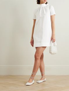 If you’re contemplating a mini hemline on your special day, STAUD’s 'Ilana' dress is an elegant choice. Cut from cotton-blend faille in a shift silhouette, it has a pretty bow at the neck to highlight the open back. Shift Dress Outfit, White Turtleneck Dress, Bubble Hem Dress, Turtleneck Mini Dress, Reception Outfits, Mod Dress 60s, Tulle Mini Dress, Rehearsal Dinner Dresses, Bubble Hem