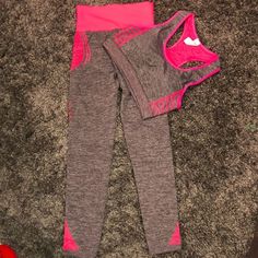 Want Something Comfy And Easy To Put On? Grab Yourself This Set. Sports Bra And Legging Set. Grey And Hot Pink Sports Bra- Racerback Stretchy Thick Wide Chest Band Width- 13.45” Length- About 14” Leggings Skinny Fit Stretchy Length- 36” Hip Width- About 11.5” Wide Waist Band ** One Size But Seems To Fit Between Small-Medium #Yoga #Training #Comfort #Lounge Colored Sweatpants, Hot Pink Sports Bra, Black Athletic Pants, Athleisure Pants, Printed Jogger Pants, Black Jogger Pants, Black Lounge, Velour Tracksuit, Sports Bra And Leggings