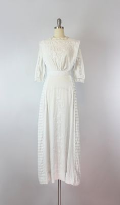 SALE / antique white cotton dress / 1910s lawn dress / Edwardian wedding dress / antique lace tea dr Edwardian Summer Dress, 1910 Dress, Edwardian Wedding Dress, Desain Merek, Edwardian Gowns, Cotton Wedding Dresses, Edwardian Wedding, Tea Gown, Cotton Wedding