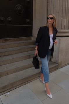 Pregnant and feeling uninspired by boring maternity clothes? Try this straight leg jeans and blazer combo! Maternity Jeans Outfit, Pregnancy Fashion Fall, Maternity Work Wear, Jeans Outfit For Work