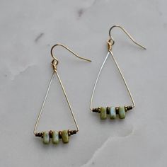 Wire Creations, Diy Earrings Easy, Homemade Earrings, Diy Jewelry Tutorials, Earthy Jewelry, Beaded Earrings Diy, Silver Earrings Handmade, Green Beads, The Triangle