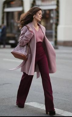 Burgundy Pink Outfit, Pink Coat Outfit Classy, Burgundy And Pink Outfit, Burgundy Sweater Outfit Winter, Pink And Burgundy Outfit, Burgundy Sweater Outfit, Fall Work Outfit, 2024 Street Style