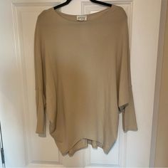 Nwt. This Top Is Oversized In The Best Way, Still Providing Some Structure Where You Want It, Making It The Perfect Neutral Top That You Can Dress Up Or Dress Down. The Quality Of The Fabric Is Amazing And This Will Likely Become The Softest, Coziest Shirt In Your Closet! *See My Closet For The Exact Same Top In Black :) Casual Cream Batwing Sleeve Tops, Fall Cream Batwing Sleeve Top, Cream 3/4 Sleeve Tops For Fall, Oversized Beige Top With 3/4 Sleeves, Oversized Half Sleeve Tops For Fall, Beige Oversized Top With 3/4 Sleeves, Oversized Long Sleeve Neutral Top, Oversized 3/4 Sleeve Tops For Fall, Slouchy Top